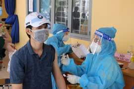 Bình Dương: Tính phương án cho người tiêm 2 mũi vaccine được ra đường