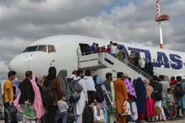 Máy bay của Mỹ sơ tán người từ Afghanistan đậu tại căn sứ quân sự Ramstein, Đức, ngày 24/8/2021. Ramstein là điểm trung chuyển chính của hành trình sơ tán người dân từ Afghanistan đến Mỹ. (Ảnh: AFP/TTXVN) 