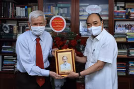 Chủ tịch nước Nguyễn Xuân Phúc thăm nhà báo Đặng Minh Phương. (Ảnh: Thống Nhất/TTXVN)
