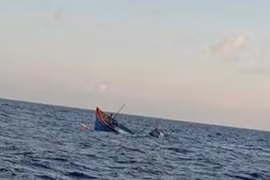 Hai tàu thủy va chạm, một tàu chìm kéo theo một thuyền viên mất tích