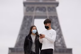 Người dân đeo khẩu trang phòng dịch COVID-19 tại Paris, Pháp ngày 23/10/2020. (Ảnh: THX/TTXVN)
