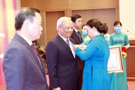 Trao Huân chương Lao động cho các cán bộ lãnh đạo Quốc hội