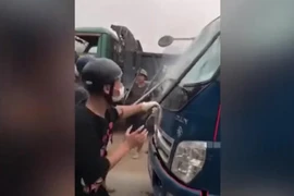 Ảnh chụp màn hình các đối tượng đập phá xe ôtô trong vụ tranh chấp đất đai ở Lương Sơn, Hòa Bình.