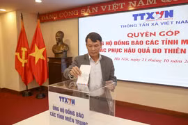 Tổng Giám đốc TTXVN Nguyễn Đức Lợi tham gia quyên góp. (Ảnh: Tuấn Đức/TTXVN)