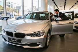 Khách hàng thử một chiếc xe BMW 320d tại một đại lý xe ở Hàn Quốc. (Nguồn: asia.nikkei.com)