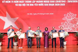 Phó Chủ tịch nước Đặng Thị Ngọc Thịnh trao Huân chương Lao động cho các đồng chí lãnh đạo và nguyên lãnh đạo Bộ Ngoại giao. (Ảnh: Lâm Khánh/TTXVN)