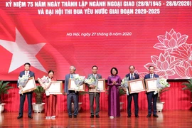 Phó Chủ tịch nước Đặng Thị Ngọc Thịnh trao Huân chương Lao động cho các đồng chí lãnh đạo và nguyên lãnh đạo Bộ Ngoại giao. (Ảnh: Lâm Khánh/TTXVN)