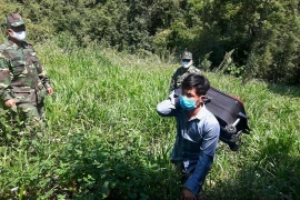 Đối tượng Lầu Bá Trỉa bị bắt giữ khi vượt biên trái phép. (Ảnh: TTXVN phát)