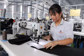 Dây chuyền may của Công ty Triệu Phú Lộc (huyện Bắc Tân Uyên). (Ảnh: Chí Tưởng/TTXVN)