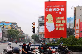 Tranh cổ động tấm lớn được đặt ở các điểm nút giao thông của Hà Nội. (Ảnh: Thanh Tùng/TTXVN)