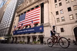 Bên ngoài Sở giao dịch chứng khoán New York, Mỹ ngày 13/7/2020. (Ảnh: AFP/TTXVN)