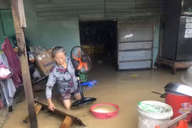 Nhiều hộ dân phường Nhơn Phú, thành phố Quy Nhơn bị ngập sâu. (Ảnh: Nguyên Linh/TTXVN)