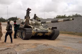 Lực lượng Chính phủ Đoàn kết dân tộc Libya (GNA) trong cuộc giao tranh với Lực lượng quân đội miền Đông (LNA) tại Tripoli ngày 23/4/2020. (Ảnh: THX/TTXVN)