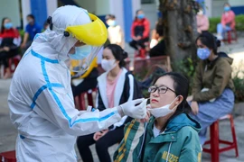 Lấy mẫu xét nghiệm COVID-19 cho người dân tỉnh Phú Yên trước khi trở về nơi cư trú. (Ảnh: Trần Lê Lâm/TTXVN)