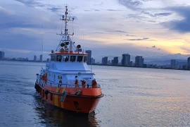 Tiếp nhận, đưa 4 ngư dân bị chìm tàu trên biển vào bờ an toàn