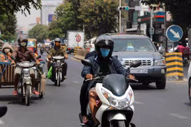 Người dân đeo khẩu trang phòng dịch COVID-19 tại Phnom Penh, Campuchia ngày 25/3/2020. (Ảnh: THX/TTXVN)