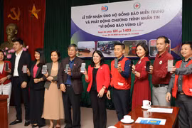 Lãnh đạo Hội Chữ thập đỏ Việt Nam và các đại biểu nhắn tin ủng hộ Vì đồng bào vùng lũ. (Ảnh: Thanh Tùng/TTXVN)