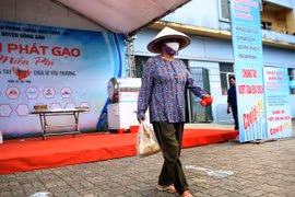 Điểm phát gạo miễn phí cho người dân gặp khó khăn do đại dịch COVID-19. (Ảnh: Danh Lam/TTXVN)