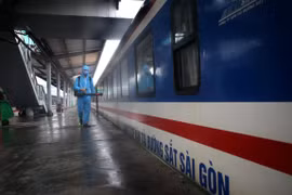 Phun thuốc khử trùng toàn bộ tàu tại Ga Hà Nội ngày 7/4/2020. (Ảnh: Danh Lam/TTXVN)