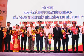 Doanh nghiệp thuộc Top 10 Doanh nghiệp Việt Nam điển hình sáng tạo xuất sắc nhất năm 2020 được tôn vinh tại buổi lễ. (Ảnh: Mỹ Phương/TTXVN)