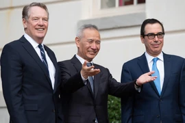(Từ trái sang) Đại diện Thương mại Mỹ Robert Lighthizer, Phó Thủ tướng Trung Quốc Lưu Hạc và Bộ trưởng Tài chính Mỹ Steven Mnuchin tại vòng đàm phán thương mại Mỹ-Trung Quốc ở Washington, DC ngày 10/10/2019. (Ảnh: AFP/TTXVN)