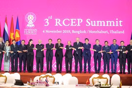 Lãnh đạo các nước thành viên dự Hội nghị Cấp cao RCEP lần thứ 3. (Ảnh: Thống Nhất/TTXVN)