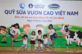 Quỹ sữa Vươn cao Việt Nam và Vinamilk mang niềm vui cho trẻ em TP.HCM