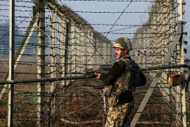 Binh sỹ Ấn Độ tuần tra ở hàng rào biên giới với Pakistan ở Suchetgarh, Tây Nam khu vực Kashmir. (Nguồn: Reuters)