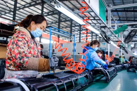 Công nhân làm việc tại một nhà máy ở tình Hồ Bắc, Trung Quốc. (Nguồn: THX)