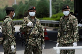 Binh sỹ Malaysia được điều động tham gia ngăn ngừa sự lây lan của dịch COVID-19. (Nguồn: AP)