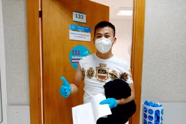 Anh Hồ Anh Tuấn (quê Nghệ An) tự nguyện tham gia chương trình vắcxin vì mục đích kinh tế tại bệnh viện số 220 ở trung tâm Moskva. (Ảnh: Trần Hiếu/TTXVN)