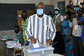 Tổng thống Burkina Faso Roch Kabor bỏ phiếu tại điểm bầu cử ở Ouagadougou ngày 22/11/2020. (Ảnh: AFP/TTXVN)