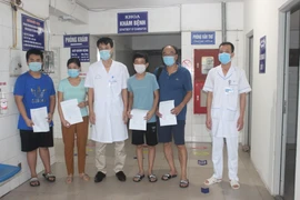 Bệnh viện Nhiệt đới Hải Dương trao giấy chứng nhận đã điều trị khỏi bệnh cho các bệnh nhân. (Ảnh: TTXVN phát)