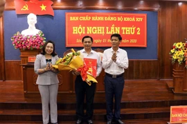 Trao quyết định phê chuẩn chức Chủ tịch Ủy ban nhân dân tỉnh Sóc Trăng
