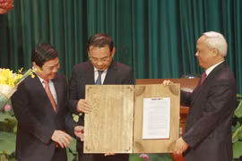Ông Uông Chu Lưu, Phó Chủ tịch Quốc hội, trao Nghị quyết của Ủy ban Thường vụ Quốc hội về việc sắp xếp các đơn vị hành chính và thành lập thành phố Thủ Đức trực thuộc Thành phồ Hồ Chí Minh tại lễ công bố. (Ảnh: Thanh Vũ/TTXVN)