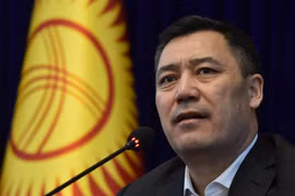 Tân Thủ tướng Kyrgyzstan Sadyr Zhaparov phát biểu tại cuộc họp báo ở Bishkek ngày 10/10/2020. (Ảnh: AA/TTXVN)