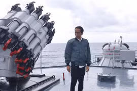 Tổng thống Joko Widodo đứng trên boong một con tàu Hải quân Indonesia. (Nguồn: Reuters)