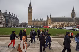 Khách du lịch tại thủ đô London, Anh. (Ảnh: AFP/TTXVN)