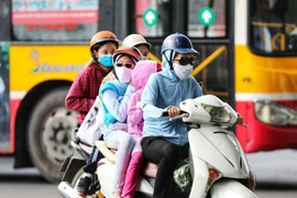 Người già và trẻ nhỏ cần hạn chế ra đường vào những thời điểm nắng nóng gay gắt dễ dẫn đến thay đổi nhiệt độ cơ thể đột ngột, nguy hiểm cho sức khỏe. (Ảnh: Thành Đạt/TTXVN)