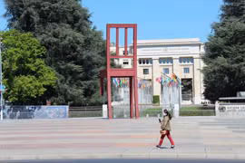 Người dân đeo khẩu trang phòng dịch COVID-19 tại Geneva, Thụy Sĩ ngày 14/4/2020. (Ảnh: THX/TTXVN)