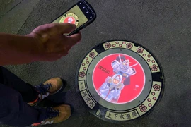 Bất ngờ trước những nắp hố ga độc đáo, có thể phát sáng tại Nhật Bản