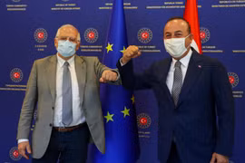 Đại diện cấp cao EU Josep Morrell (trái) và Ngoại trưởng Thổ Nhĩ Kỳ Mevlut Cavusoglu trước cuộc gặp tại Ankara ngày 6/7/2020. (Nguồn: Reuters)