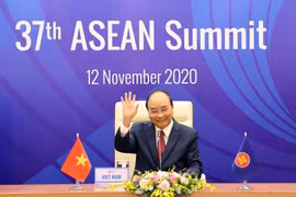 Thủ tướng Nguyễn Xuân Phúc vẫy chào các nhà lãnh đạo ASEAN. (Ảnh: Thống Nhất/TTXVN)