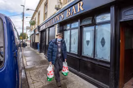 Người dân đeo khẩu trang phòng dịch COVID-19 tại Dunmore, Ireland ngày 3/9/2020. (Nguồn: AFP)