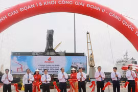 Lễ cắt băng khánh thành giai đoạn 1 và khởi công giai đoạn 2 Cảng quốc tế Long An. (Ảnh: Thanh Bình/TTXVN)