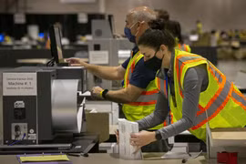Nhân viên bầu cử kiểm phiếu bầu Tổng thống Mỹ tại Philadelphia, bang Pennsylvania ngày 4/11/2020. (Ảnh: Inquirer/TTXVN)