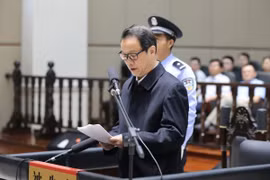 Hạng Tuấn Ba thừa nhận tội danh tham nhũng tại tòa. (Nguồn: People’s Daily)