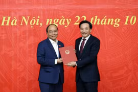 Thủ tướng Nguyễn Xuân Phúc trao Quyết định bổ nhiệm ông Trần Văn Sơn, Uỷ viên Trung ương Đảng, Trưởng đoàn đại biểu Quốc hội tỉnh Điện Biên khóa XIV giữ chức Phó Chủ nhiệm Văn phòng Chính phủ. (Ảnh: Thống Nhất/TTXVN)