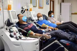 Lấy huyết tương từ những người mắc COVID-19 đã bình phục. (Nguồn: socialnews.xyz)
