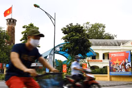 Băng rôn chào mừng kỷ niệm 75 năm Quốc khánh 2/9 trên phố Điện Biên Phủ. (Ảnh: Văn Điệp/TTXVN)